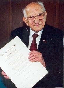 Karl Richter mit Gründungsurkunde